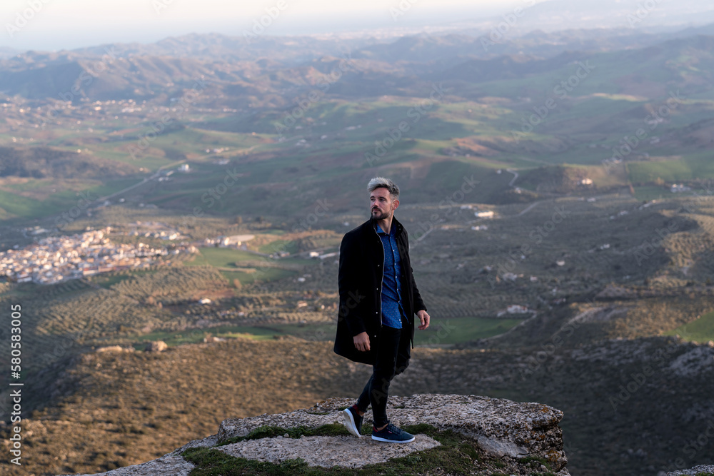 Obraz premium I couldn't resist taking a moment to admire this breathtaking mountain range, and I'm so glad I dressed for the occasion