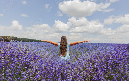 Glückliche Frau in einem Lavendelfeld