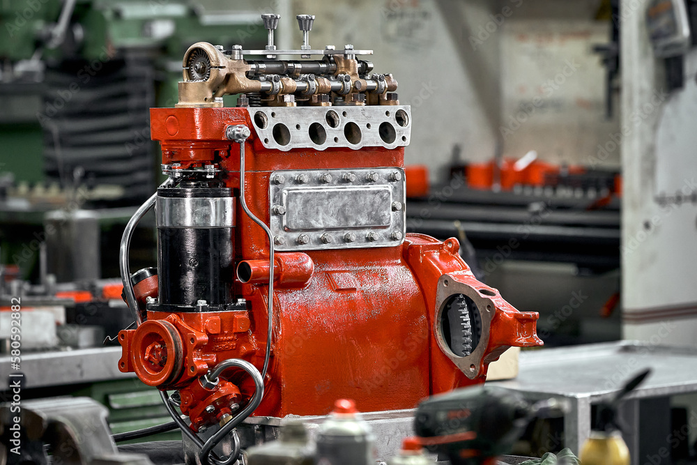 Motorenwerkstatt Mit Einem Frisch Revidierten Oldtimer Motorblock Kurz motorenwerkstatt-mit-einem-frisch-revidierten-oldtimer-motorblock-kurz