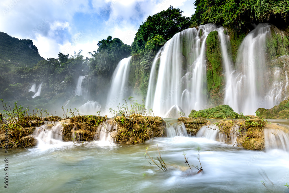 Fototapeta premium Ban Gioc Waterfall, Cao Bang Province, Vietnam - View panorama of Ban Gioc Waterfall on a sunny beautifull day. This is the largest and most beautiful waterfall in Southeast Asia.