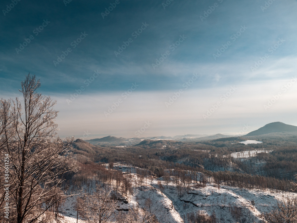 Winterliche Landschaftsaufnahme mit den Bergen im Nationalpark Böhmische Schweiz.