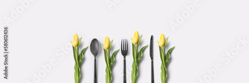 Tischgedeck mit Tulpen   Banner   Textfreiraum