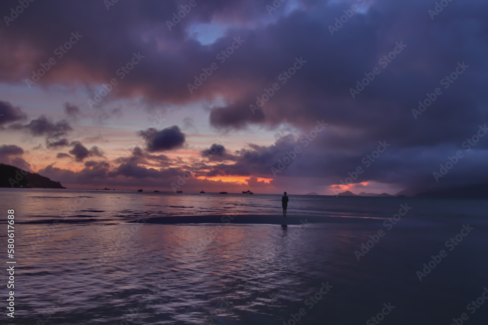 Obraz premium Silhouette of a girl at sunset