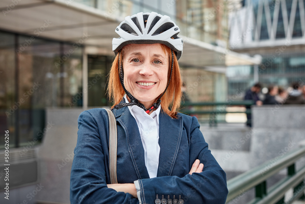 A eco-conscious businesswoman promotes sustainable transportation! She finds balance in a healthy lifestyle, protecting nature and reducing her carbon footprint.