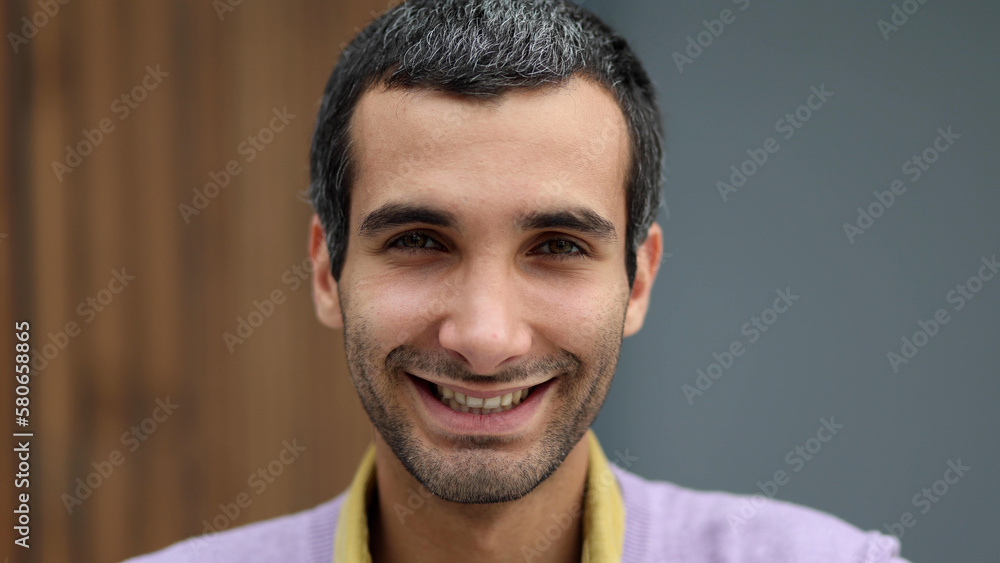 Obraz premium Handsome businessman standing with crossed arms and looking at camera