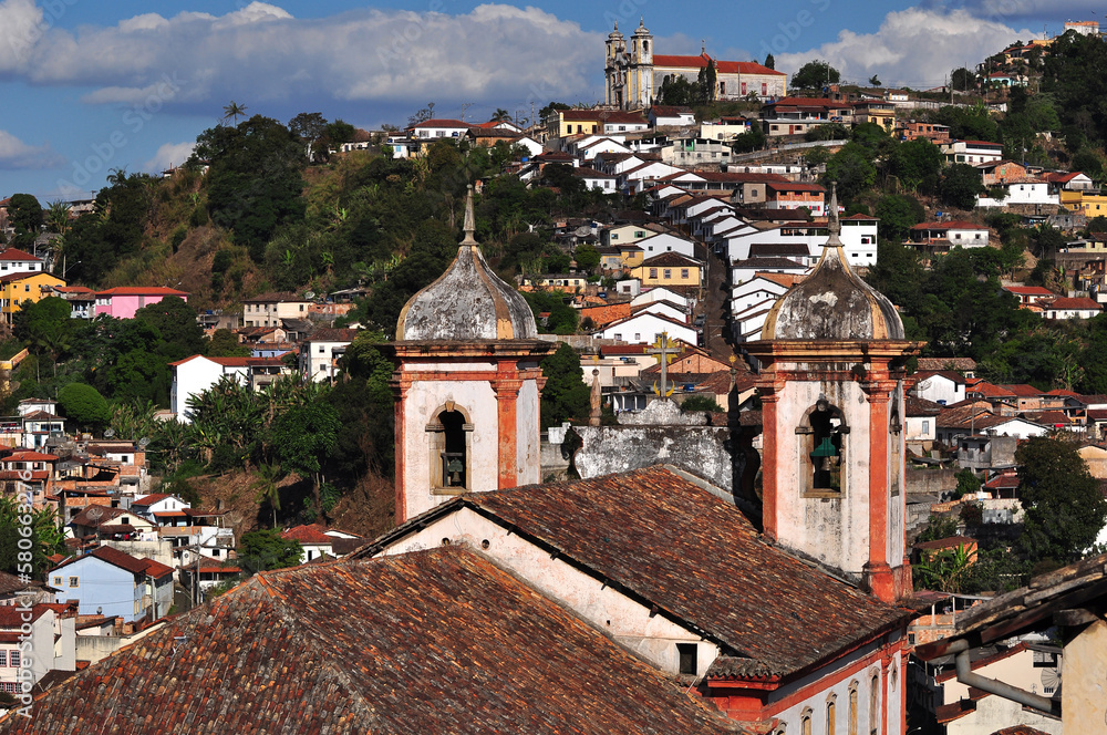 Ouro Preto - MG, antiga Villa Rica em uma imagem bucólica da paisagem da cidade com as montanhas cobertas de edificações