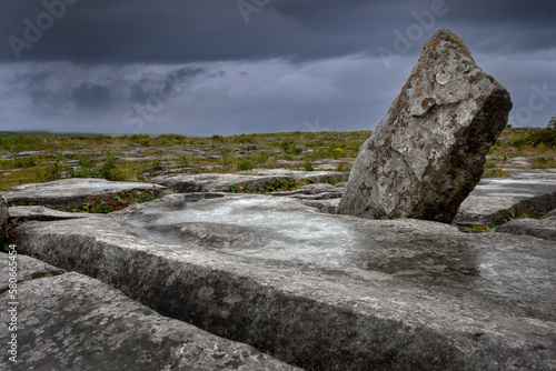 Clare County. Westcoast Ireland. Karstlandscape. Megalitic. Poulnabrone dolmen. Killarney. The burren