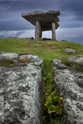 Clare County. Westcoast Ireland. Karstlandscape. Megalitic. Poulnabrone dolmen. Killarney. The burren