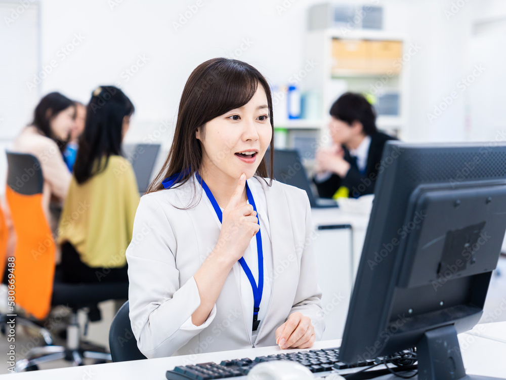 Fototapeta premium アイデアが思いついたビジネスウーマン