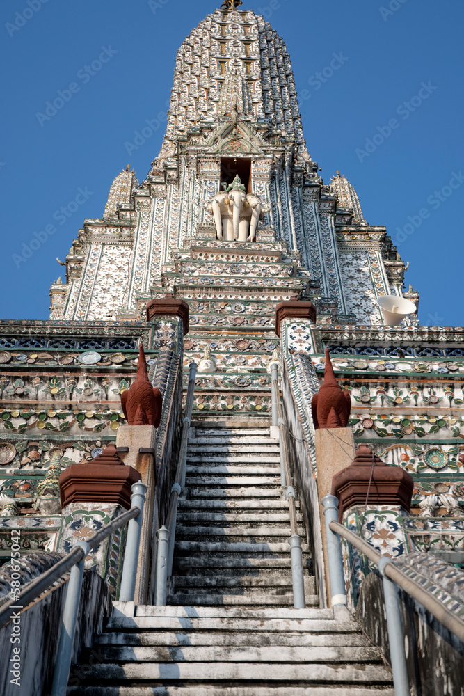 impressive-architectural-details-of-wat-arun-the-temple-of-dawn-in