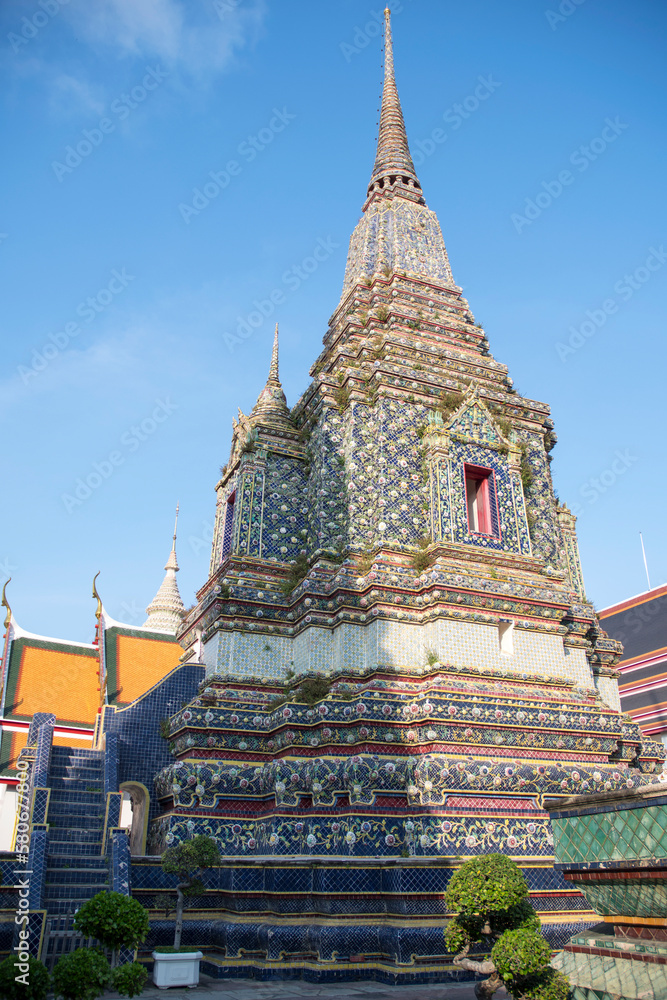 Fototapeta premium Phra Maha Chedi Si Rajakarn and its stunning stupa in Wat Pho, Bangkok