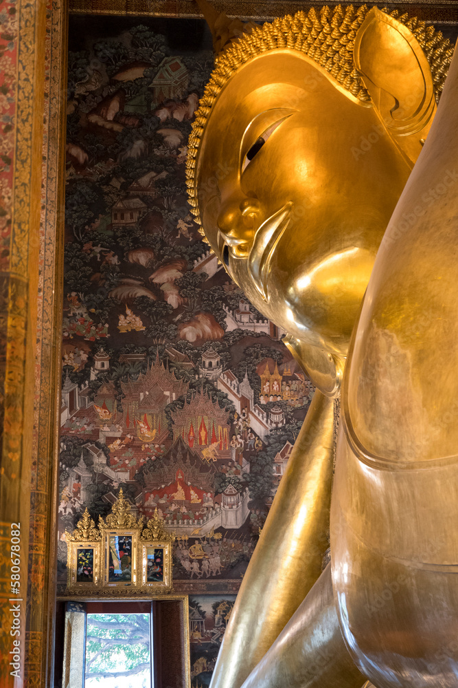 Gigantic Reclining Buddha statue in Wat Pho, Bangkok