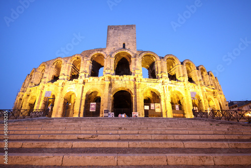 Tableau sur toile Arles, Nuit, terrasses de cafés, vie norcturne, Cité Arlésienne, Ville d'Arles d