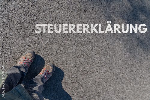 Steuererklärung als Schlagwort auf Asphalt