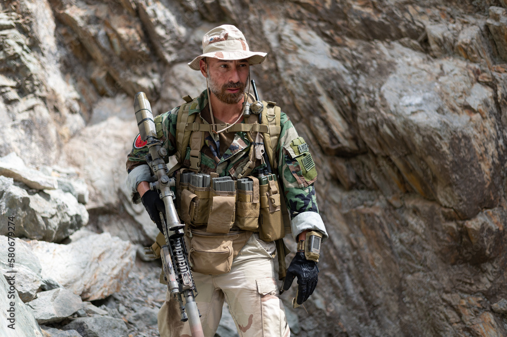 Portrait d'un homme militaire armé d'un fusil, uniforme, treillis américain 