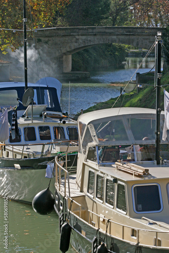  Canal du Midi Poilhès, tourisme fuvial Hérault, allées de platanes canal, illustration Canal du Midi, Occitanie, Canal du Midi près de Béziers, Département de l'Hérault, Sud de la France photo