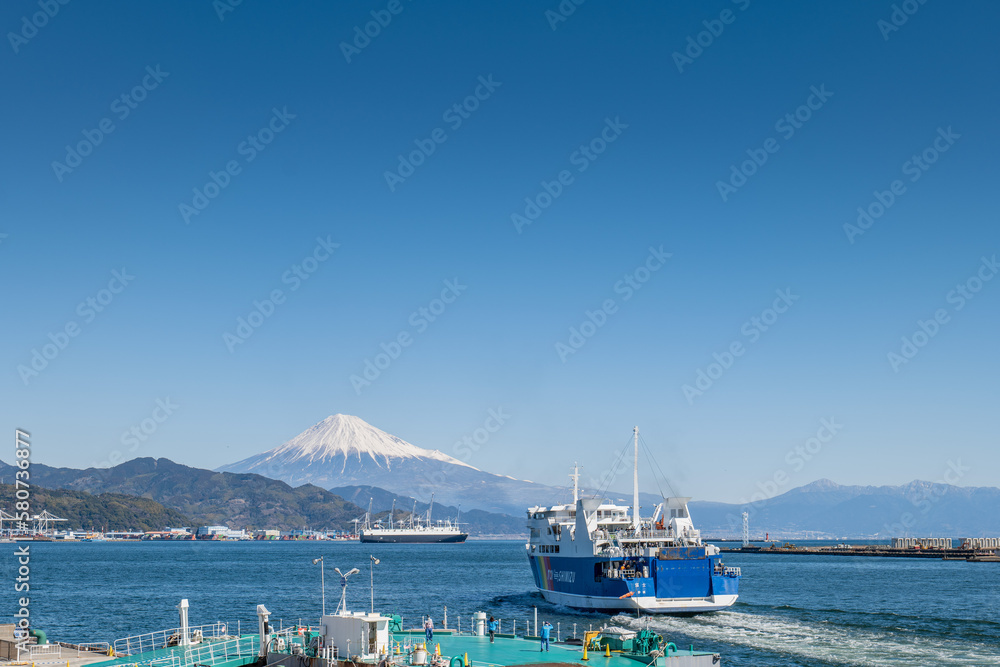 冬の富士山と清水港から出港する駿河湾フェリー
