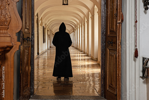 Einzelner Mönch steht im Klostergang, Benediktinerkloster, Beuron, Deutschalnd