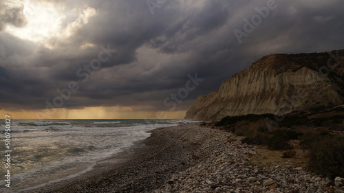 Regenfront über dem Meer auf Zypern