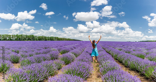 Glückliche Frau n einem blühenden Lavendelfeld im sommer