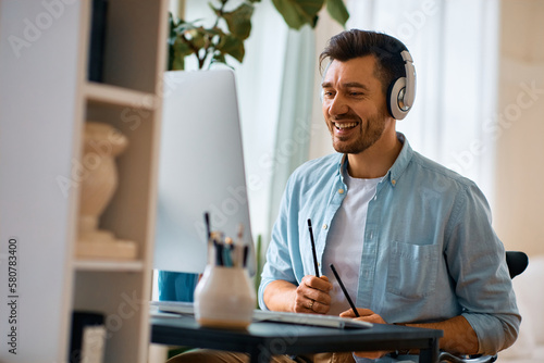 Φωτογραφία Happy businessman having fun while working on computer at home office