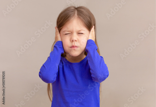 Canvas Print Child with closing ears by hands with closed eyes