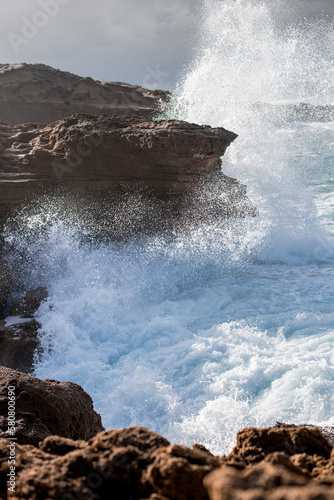 Onde del mare in tempesta che si infrangono sulla scogliera. Bellissimo paesaggio invernale. Pittoresco scenario sul mare mediterraneo in Sardegna, Pistis, Costa Verde, Italy.