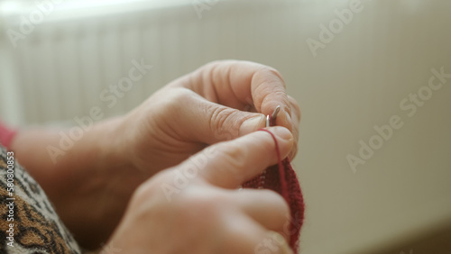 Fotografie Crafting Wisdom: Close-Up of Elderly Woman's Skilled Hands at Work