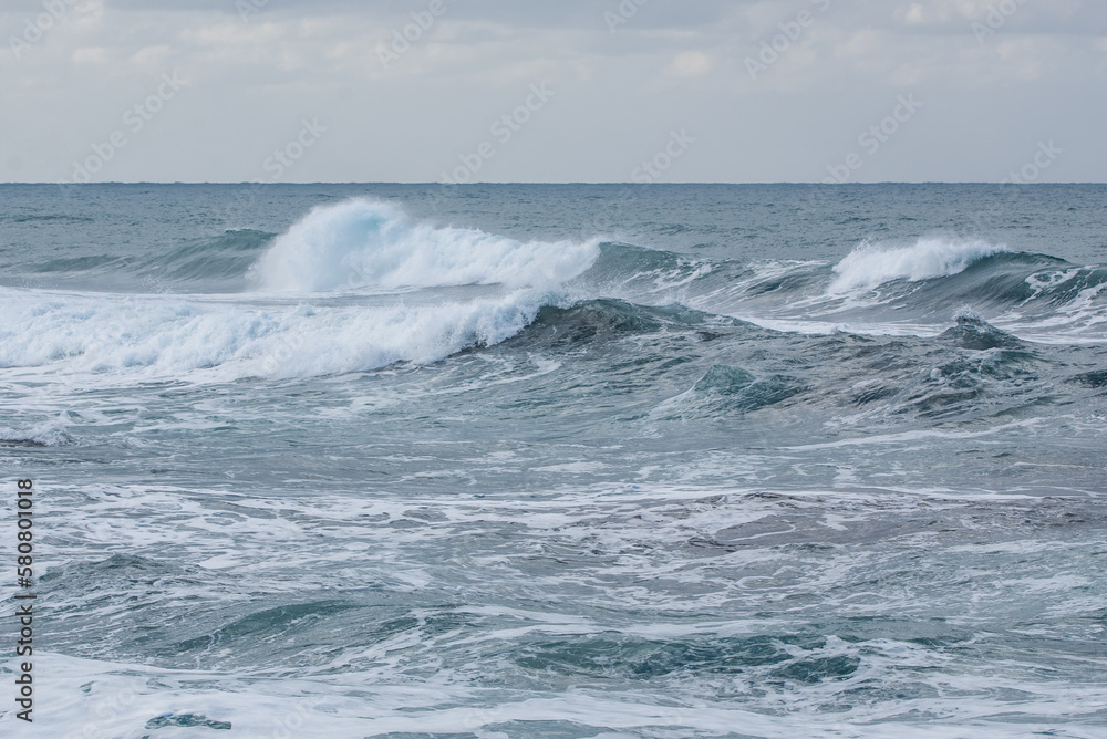 Onde del mare in tempesta che si infrangono sulla spiaggia. Bellissimo paesaggio invernale. Pittoresco scenario sul mare mediterraneo in Sardegna, Pistis, Costa Verde, Italy.