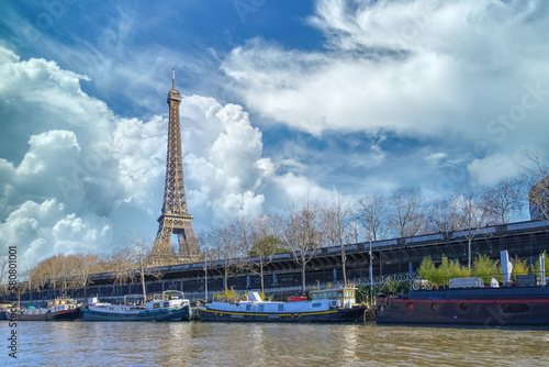 Paris, the Eiffel Tower, with houseboats on the Seine  © Pascale Gueret