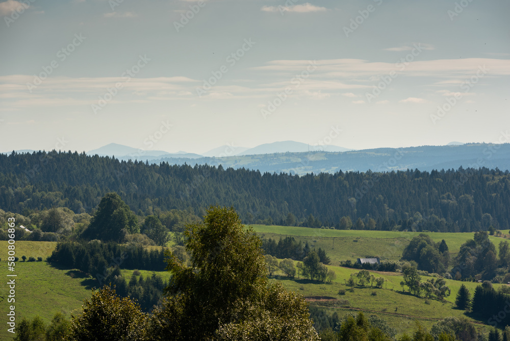 Widok na miejscowość Lutowiska i Bieszczadzkie szczyty