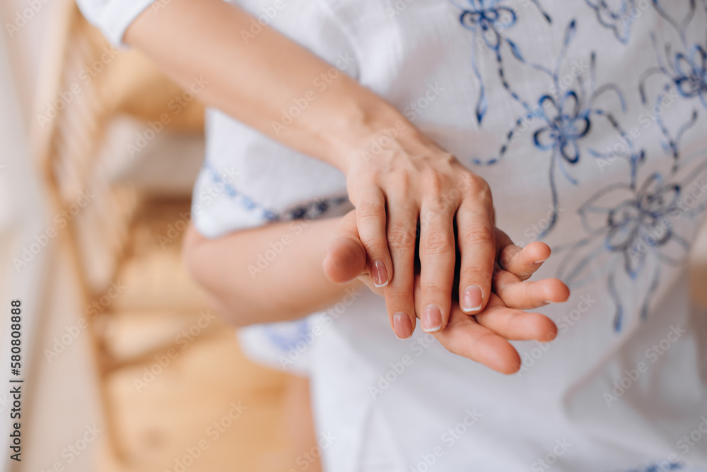 Obraz premium person holding hands