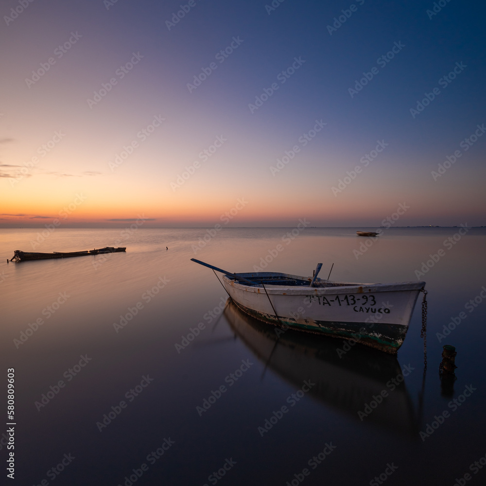 Barca de pesca al amanecer
