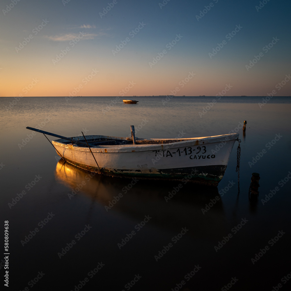 Barca de pesca al amanecer