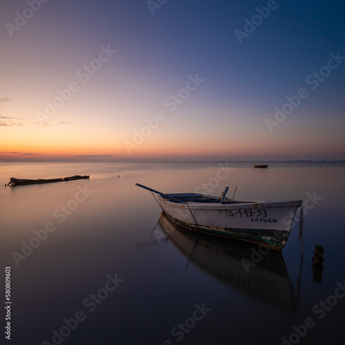 Obraz na płótnie Barca de pesca al amanecer w salonie