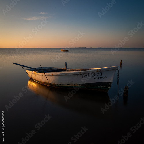 Obraz na płótnie Barca de pesca al amanecer w salonie