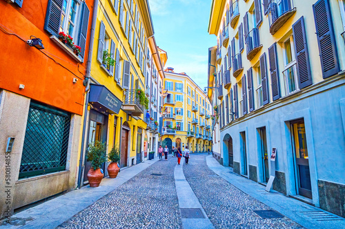 Obraz na płótnie Stroll along Via Madonnina in busy Brera district of central Milan, Italy w salonie