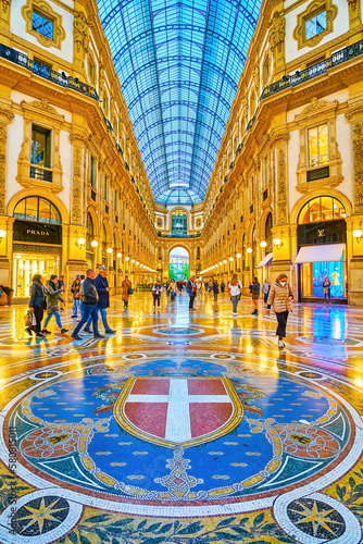 Obraz na płótnie The mosaic floor of the central hall of Galleria Vittorio Emanuele II in Milan, Italy w salonie