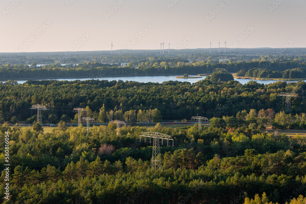 Widok zwieży widokowej AussichtsTurm Teichland na wiatraki - obrazy, fototapety, plakaty 