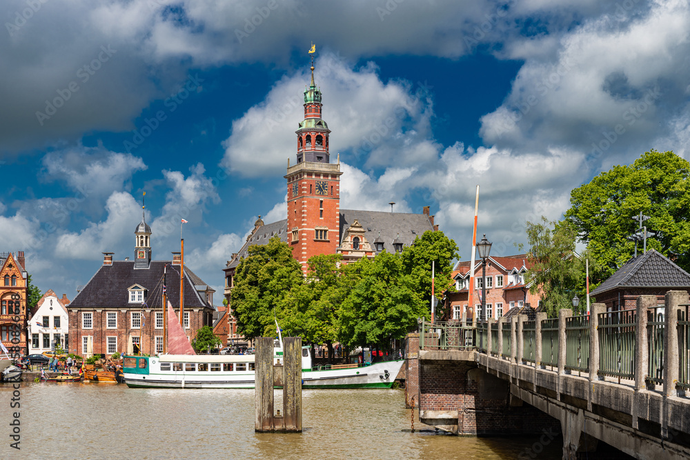 Fototapeta premium Die Hafenstadt Leer in Ostfriesland mit Alter Waage und Rathaus; Niedersachsen; Deutschland