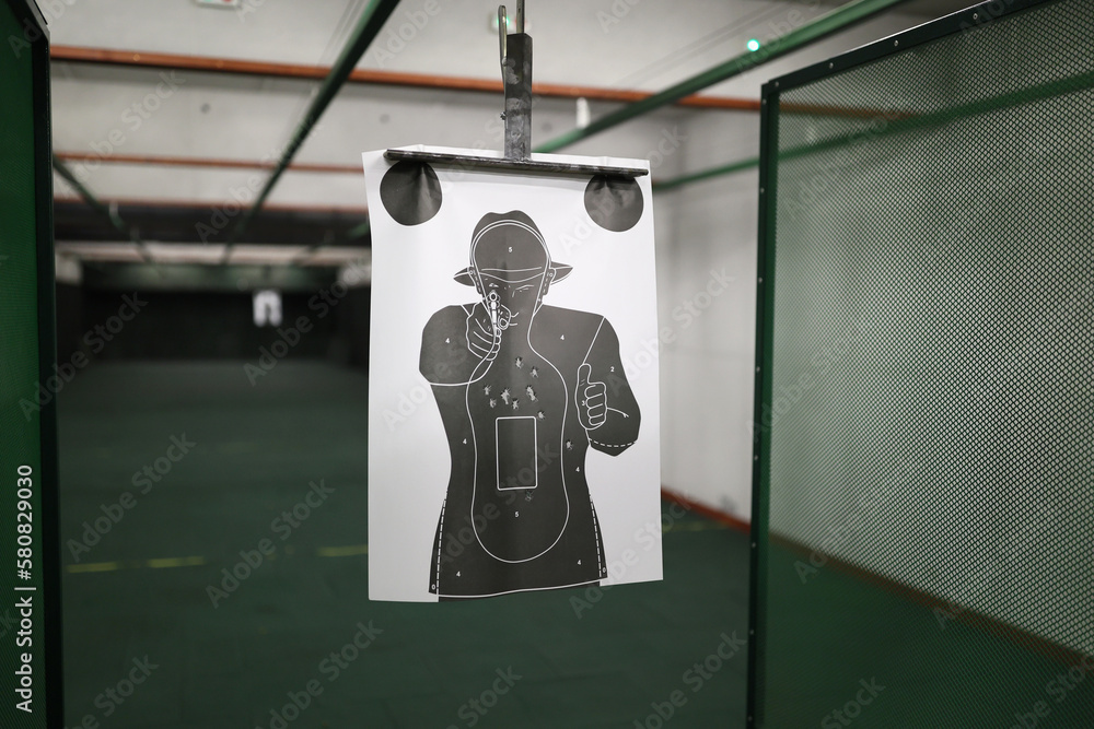 Strzelnica sportowa z tarczami przygotowana do strzelania z broni palnej - trening strzelecki - obrazy, fototapety, plakaty 