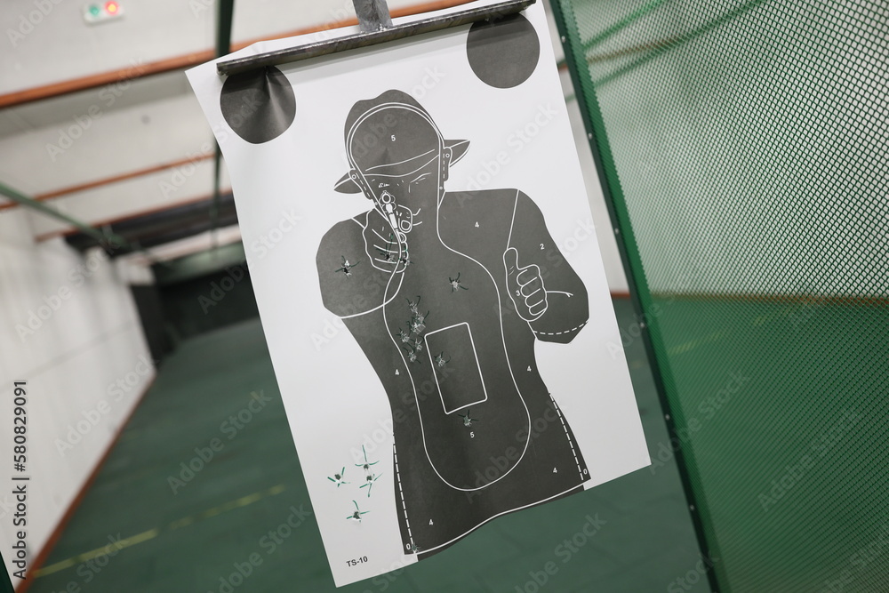 Strzelnica sportowa z tarczami przygotowana do strzelania z broni palnej - trening strzelecki - obrazy, fototapety, plakaty 