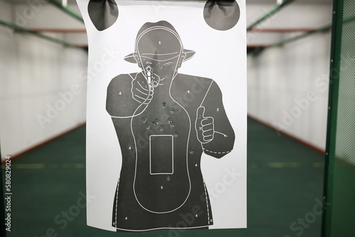 Strzelnica sportowa z tarczami przygotowana do strzelania z broni palnej - trening strzelecki