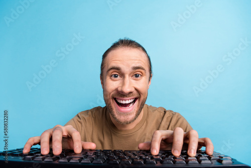 Obraz na plátně Photo of pretty funny man wear beige t-shirt chatting twitter telegram facebook