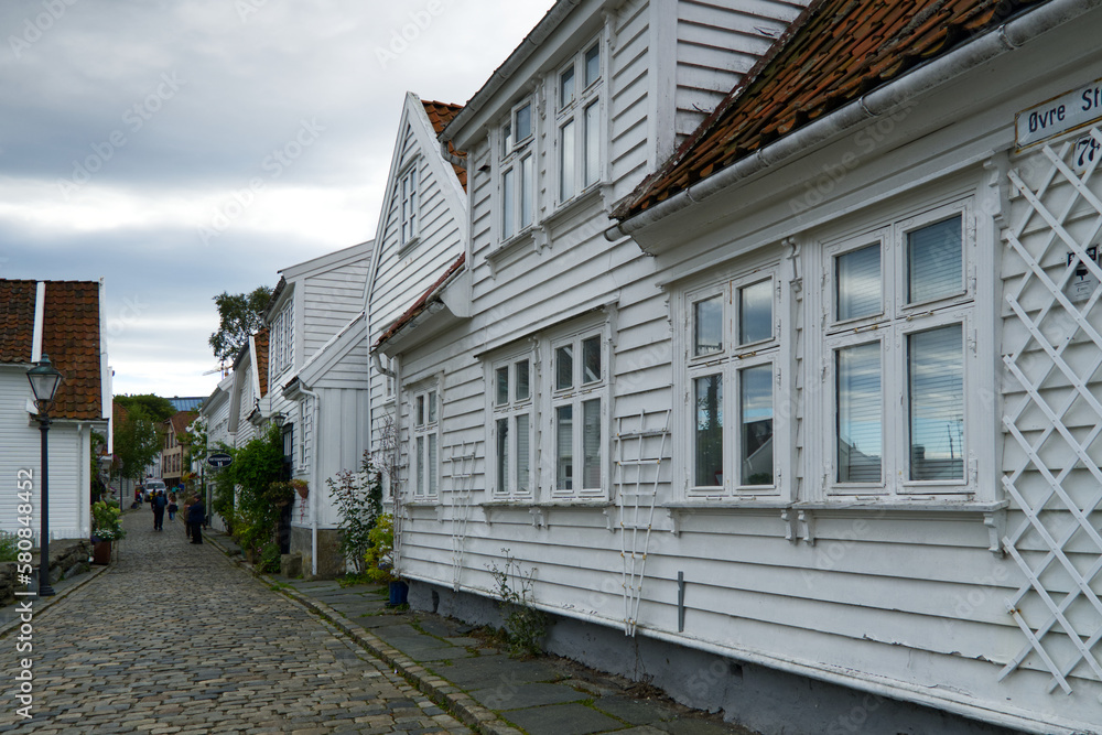 Straße mit weißen Häusern in der Altstadt Stavanger