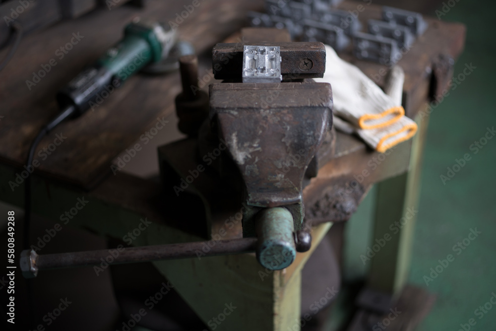 Hold the aluminum bracket in a vise and cut it with a sander
Hold the aluminum bracket in a vise and cut it with a sander