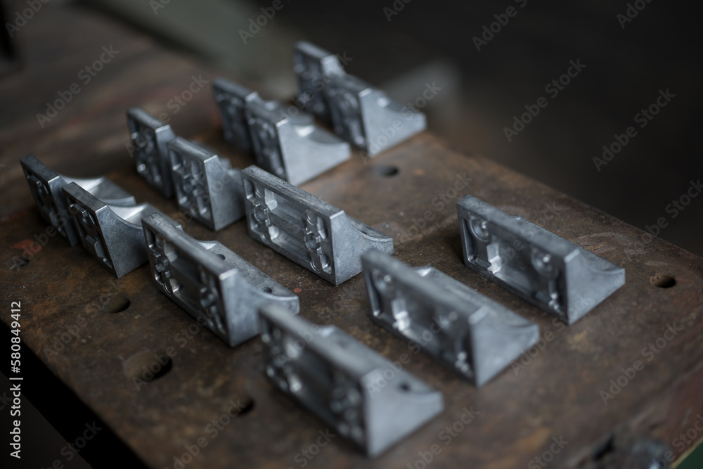 Deburring the aluminum bracket with a sander
Deburring the aluminum bracket with a sander