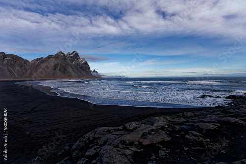 montagne d'Islande enneige  avec vue sur mer au bord d'une plage de sable noir  prise au grand angle donnant une perspectivement d'immensité et de solitude photo