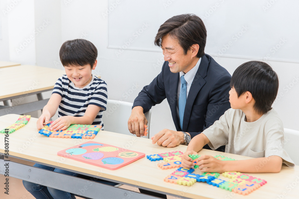 学校や塾で英語・英会話・アルファベットの授業を行う先生・塾講師
学校や塾で英語・英会話・アルファベットの授業を行う先生・塾講師
