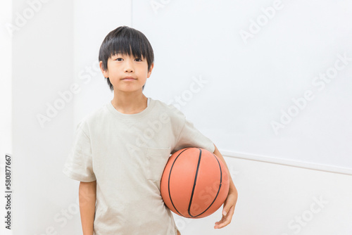 バスケットボールを持った男の子（運動・スポーツ） 